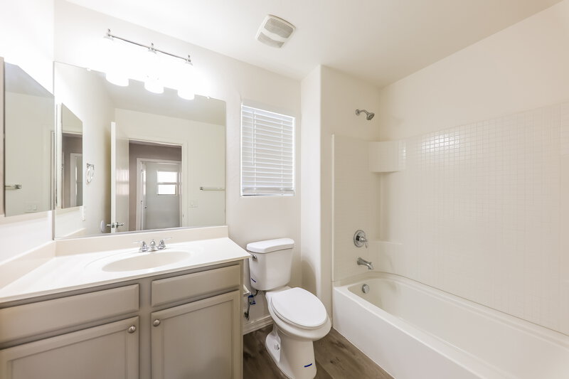 1,785/Mo, 2656 N 73rd Gln Phoenix, AZ 85035 Bathroom View