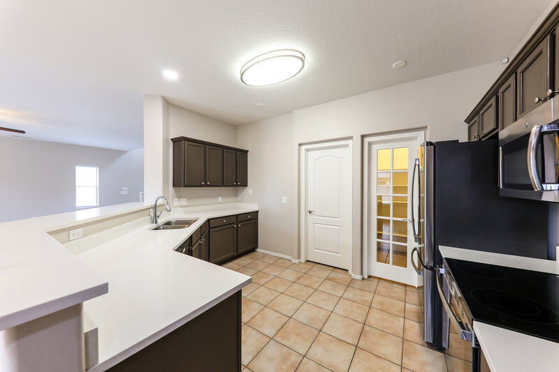 2,095/Mo, 13045 W Columbine Dr El Mirage, AZ 85335 Kitchen View
