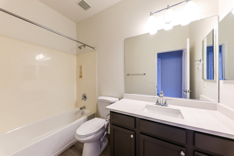2,095/Mo, 13045 W Columbine Dr El Mirage, AZ 85335 Bathroom View