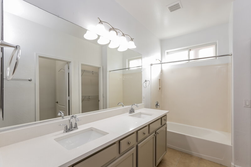 2,060/Mo, 10260 E Isleta Ave Mesa, AZ 85209 Main Bathroom View