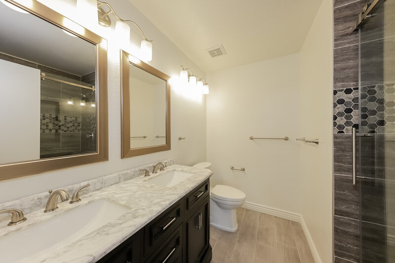2,030/Mo, 8741 W Greenbrian Dr Peoria, AZ 85382 Main Bathroom View