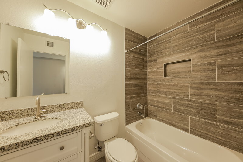 2,030/Mo, 8741 W Greenbrian Dr Peoria, AZ 85382 Bathroom View