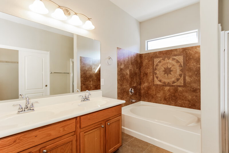 2,075/Mo, 16043 N 168th Ave Surprise, AZ 85388 Main Bathroom View