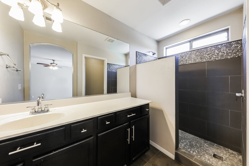1,930/Mo, 13122 W Clarendon Ave Litchfield Park, AZ 85340 Main Bathroom View