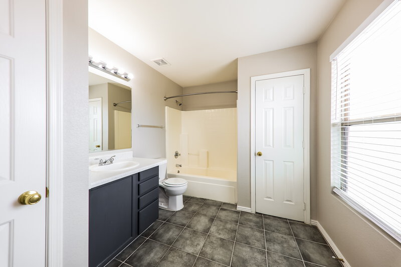 1,965/Mo, 11537 W Flores Dr El Mirage, AZ 85335 Main Bathroom View