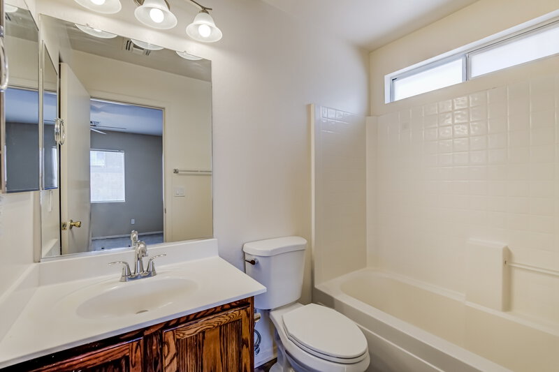 1,760/Mo, 1105 S 225th Ave Buckeye, AZ 85326 Main Bathroom View