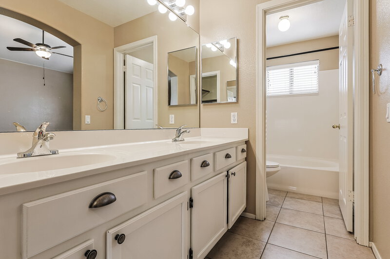 2,255/Mo, 250 W Juniper Ave Unit 71 Gilbert, AZ 85233 Main Bathroom View