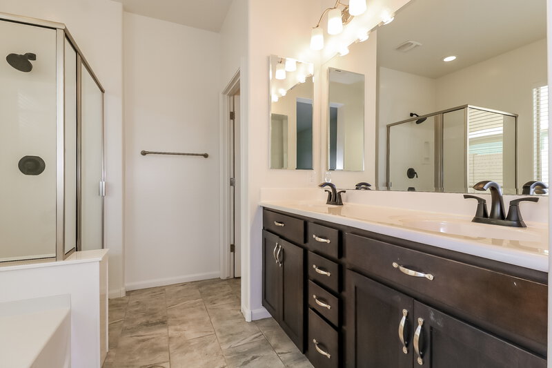 2,270/Mo, 1008 S 200th Ln Buckeye, AZ 85326 Main Bathroom View