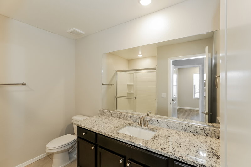 1,955/Mo, 8039 W Agora Ln Phoenix, AZ 85043 Main Bathroom View