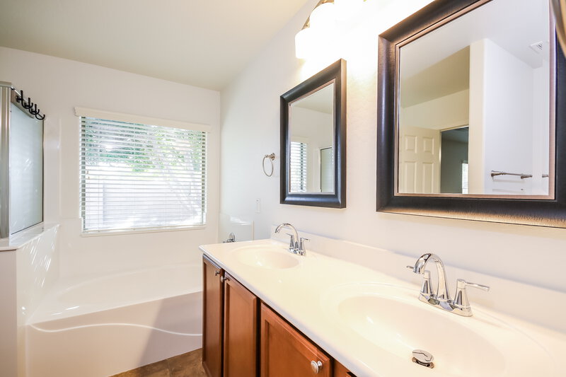 1,905/Mo, 11855 W Robin Ct Sun City, AZ 85373 Main Bathroom View