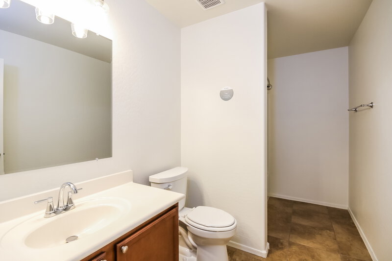 1,905/Mo, 11855 W Robin Ct Sun City, AZ 85373 Bathroom View