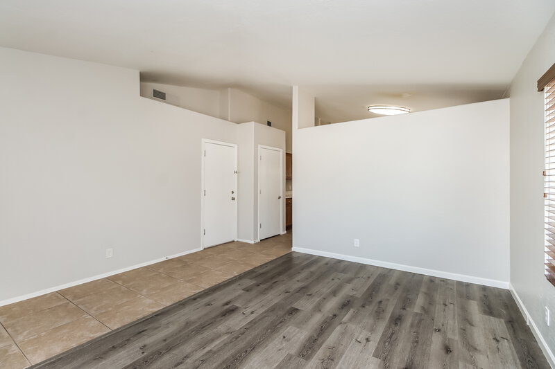 2,005/Mo, 2829 W Grenadine Rd Phoenix, AZ 85041 Family Room View 2