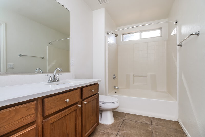 2,005/Mo, 2829 W Grenadine Rd Phoenix, AZ 85041 Main Bathroom View