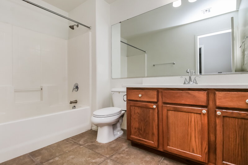 2,005/Mo, 2829 W Grenadine Rd Phoenix, AZ 85041 Bathroom View