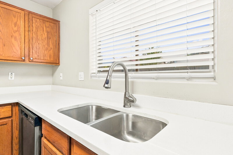 2,065/Mo, 1629 W Burgess Ln Phoenix, AZ 85041 Kitchen View 3