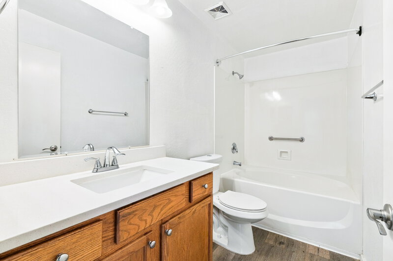 2,065/Mo, 1629 W Burgess Ln Phoenix, AZ 85041 Primary Bathroom View