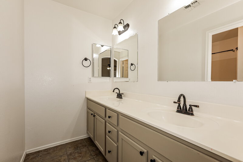 2,345/Mo, 8930 E Capri Ave Mesa, AZ 85208 Main Bathroom View