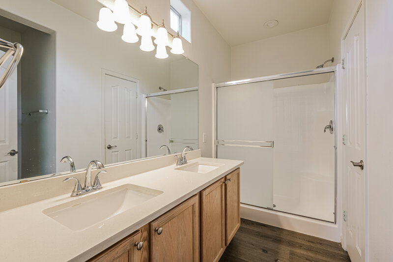 2,110/Mo, 11722 W Lincoln St Avondale, AZ 85323 Main Bathroom View