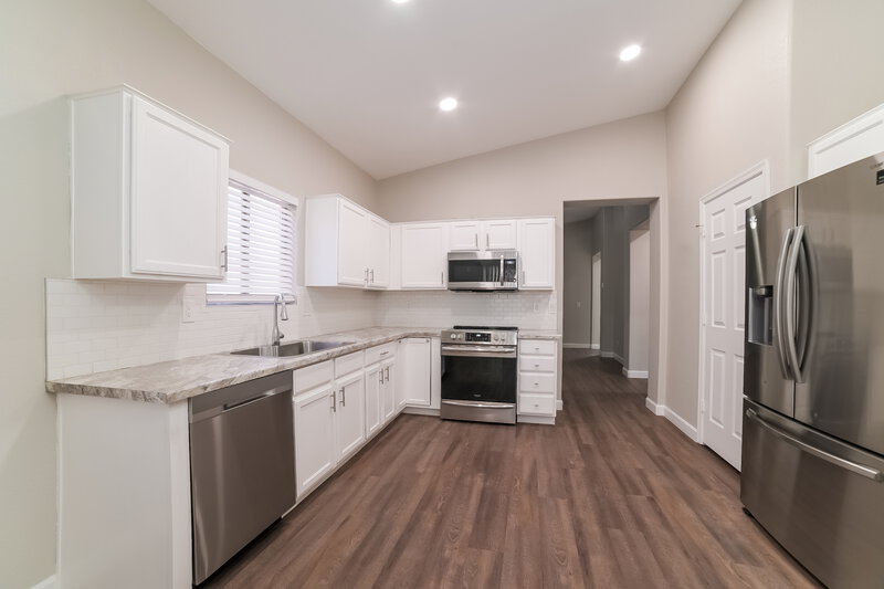 2,260/Mo, 947 S Tucana Ln Gilbert, AZ 85296 Kitchen View 2