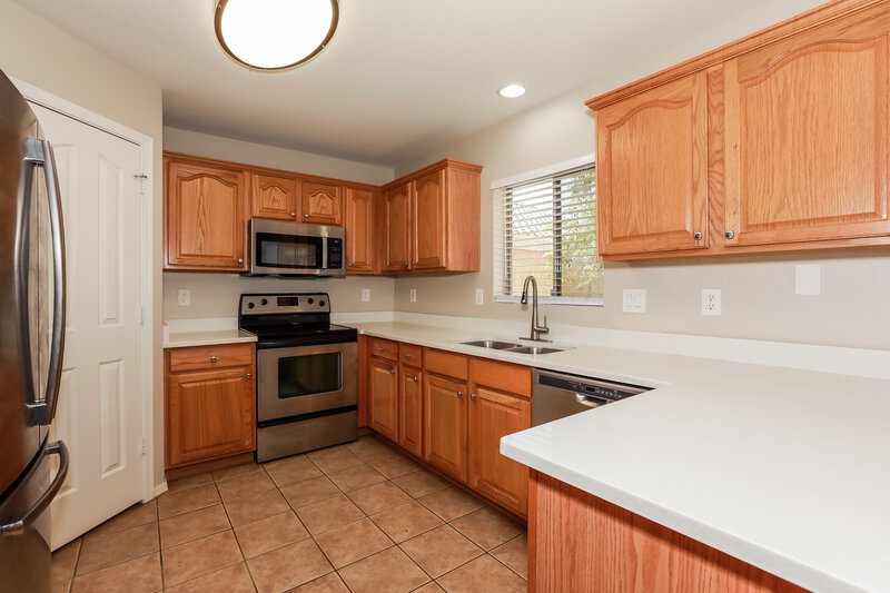 2,035/Mo, 39392 N Marla Cir San Tan Valley, AZ 85140 Kitchen View 2