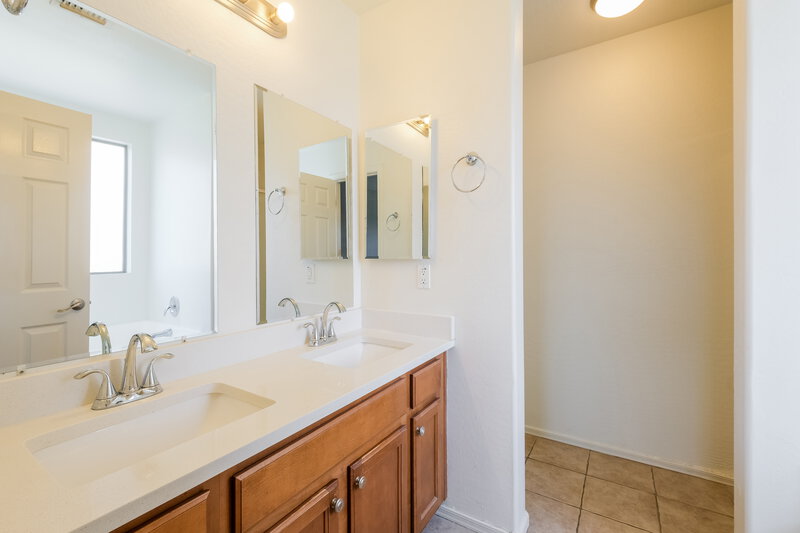 2,180/Mo, 3202 S Justin Dr Tolleson, AZ 85353 Main Bathroom View