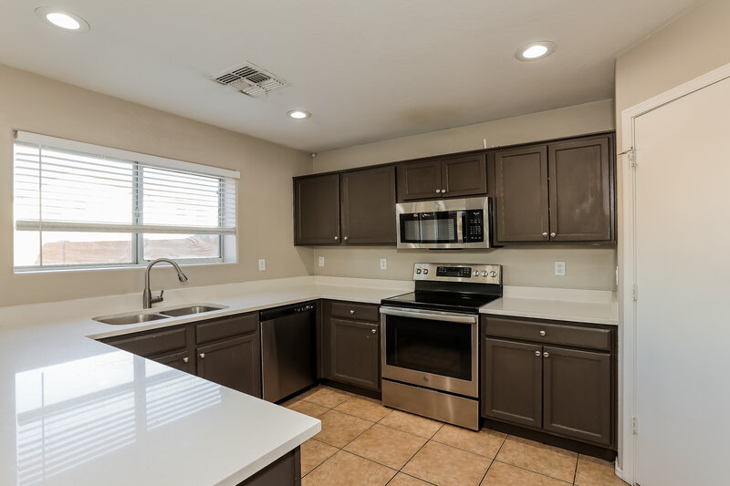 2,050/Mo, 7258 W Crown King Rd Phoenix, AZ 85043 Kitchen View