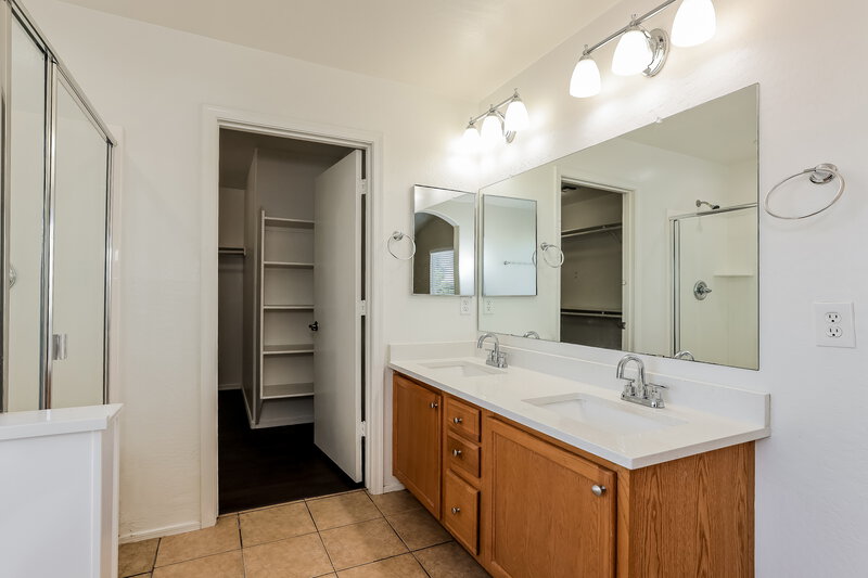 2,050/Mo, 7258 W Crown King Rd Phoenix, AZ 85043 Main Bathroom View