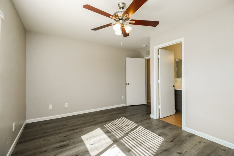 1,625/Mo, 12613 W Bloomfield Rd El Mirage, AZ 85335 Main Bedroom View 2