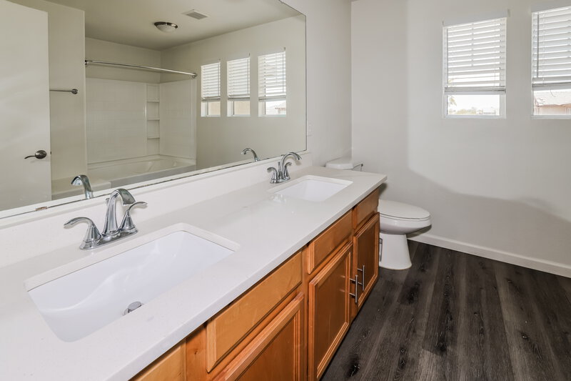 2,115/Mo, 4125 W Park St Phoenix, AZ 85041 Main Bathroom View