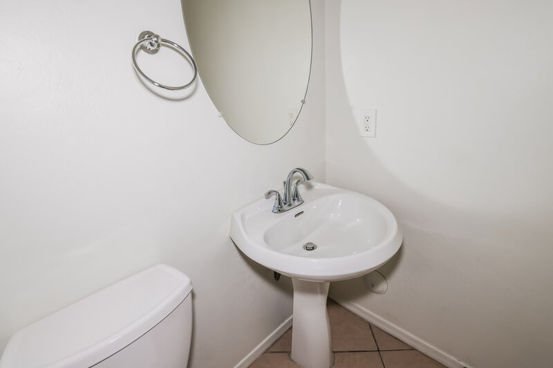 2,115/Mo, 4125 W Park St Phoenix, AZ 85041 Bathroom View 2
