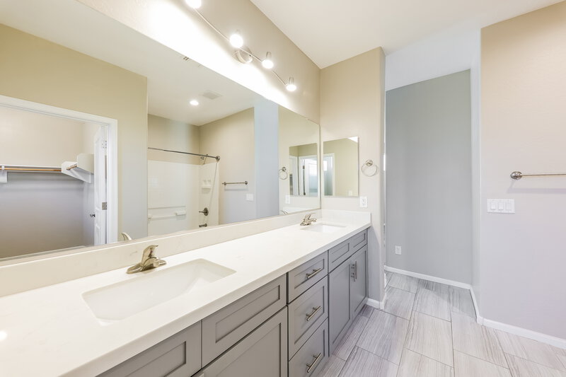 2,005/Mo, 1726 W Minton St Phoenix, AZ 85041 Main Bathroom View