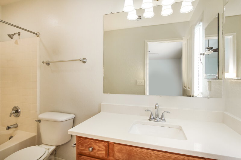 2,095/Mo, 8802 E University Dr Unit 63 Mesa, AZ 85207 Main Bathroom View