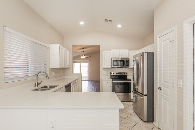 1,925/Mo, 3621 S 73rd Dr Phoenix, AZ 85043 Kitchen View