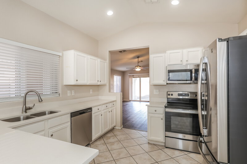 1,925/Mo, 3621 S 73rd Dr Phoenix, AZ 85043 Kitchen View 3