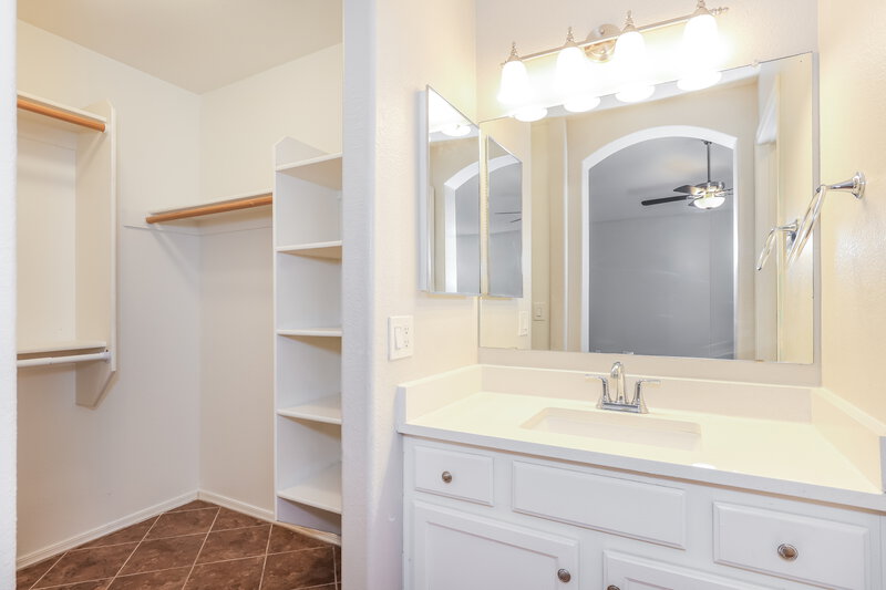 1,925/Mo, 3621 S 73rd Dr Phoenix, AZ 85043 Main Bathroom View