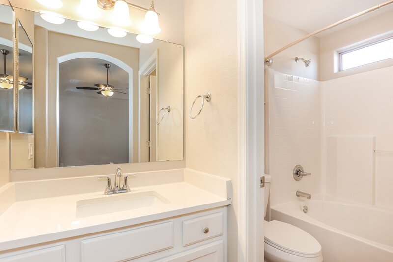 1,925/Mo, 3621 S 73rd Dr Phoenix, AZ 85043 Main Bathroom View 2