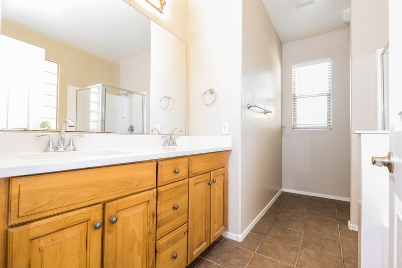 2,350/Mo, 1701 117th Dr Avondale, AZ 85323 Main Bathroom View
