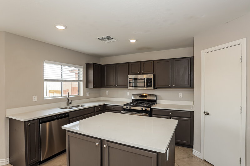 1,795/Mo, 12422 W Sharon Dr El Mirage, AZ 85335 Kitchen View