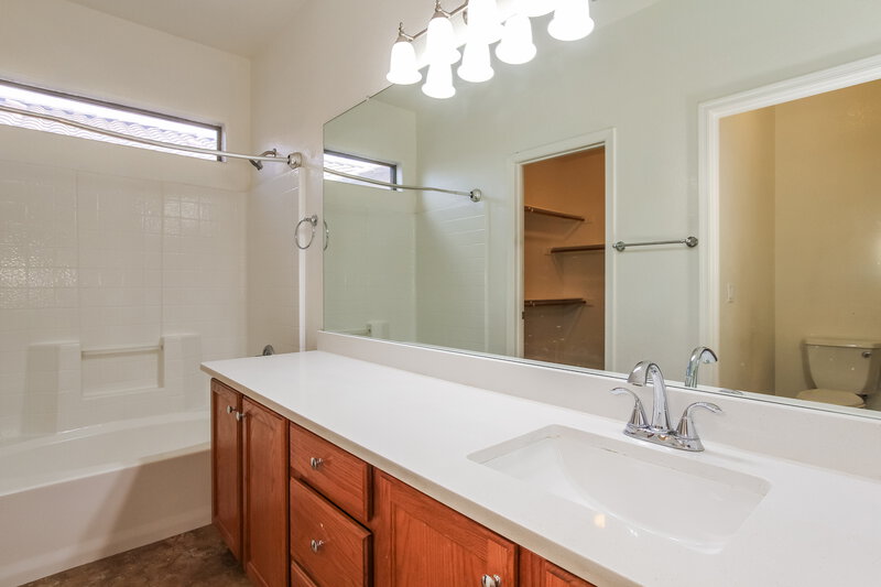 1,985/Mo, 505 W Del Rio Ln Avondale, AZ 85323 Main Bathroom View