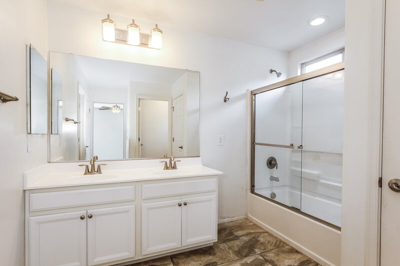 1,995/Mo, 16417 W Latham St Goodyear, AZ 85338 Main Bathroom View