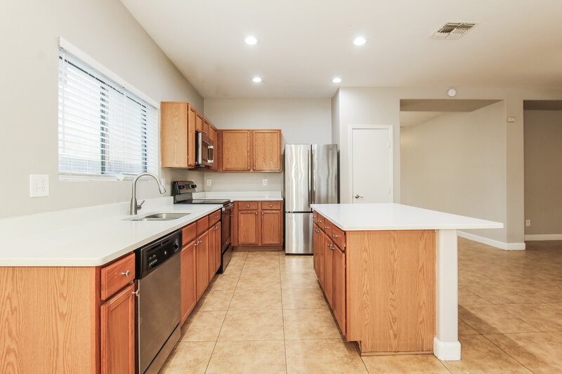 2,120/Mo, 2611 W Bloch Rd Phoenix, AZ 85041 Kitchen View