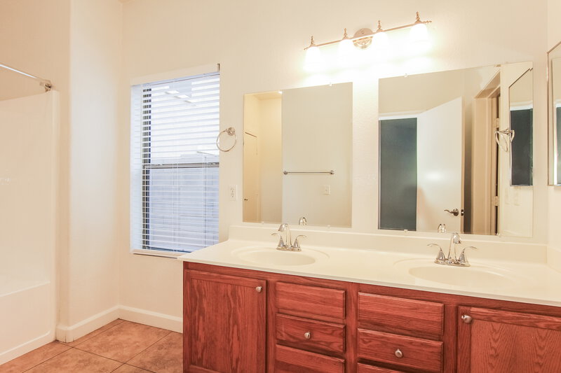 2,120/Mo, 2611 W Bloch Rd Phoenix, AZ 85041 Main Bathroom View
