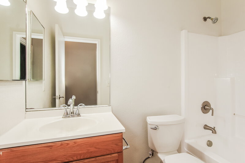 2,120/Mo, 2611 W Bloch Rd Phoenix, AZ 85041 Bathroom View