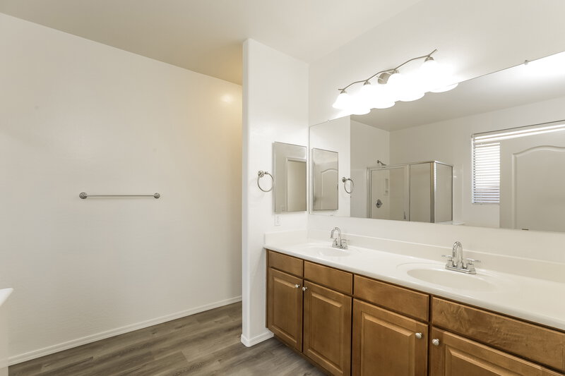 2,180/Mo, 3003 W Dunbar Dr Phoenix, AZ 85041 Main Bathroom View
