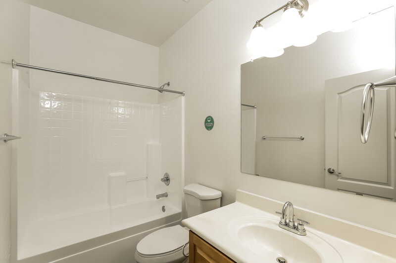 2,180/Mo, 3003 W Dunbar Dr Phoenix, AZ 85041 Bathroom View