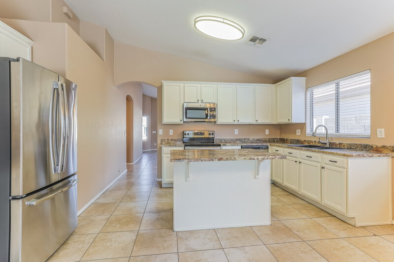 2,185/Mo, 3833 W Darrow St Phoenix, AZ 85041 Kitchen View