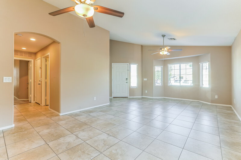 2,185/Mo, 3833 W Darrow St Phoenix, AZ 85041 Family Room View 2