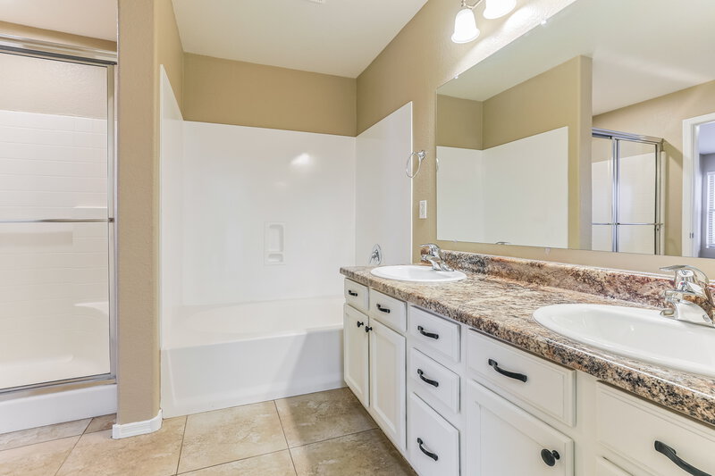 2,185/Mo, 3833 W Darrow St Phoenix, AZ 85041 Main Bathroom View