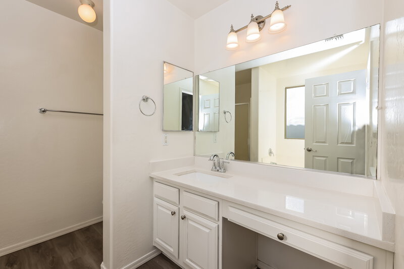 2,275/Mo, 3249 W Pecan Rd Phoenix, AZ 85041 Main Bathroom View