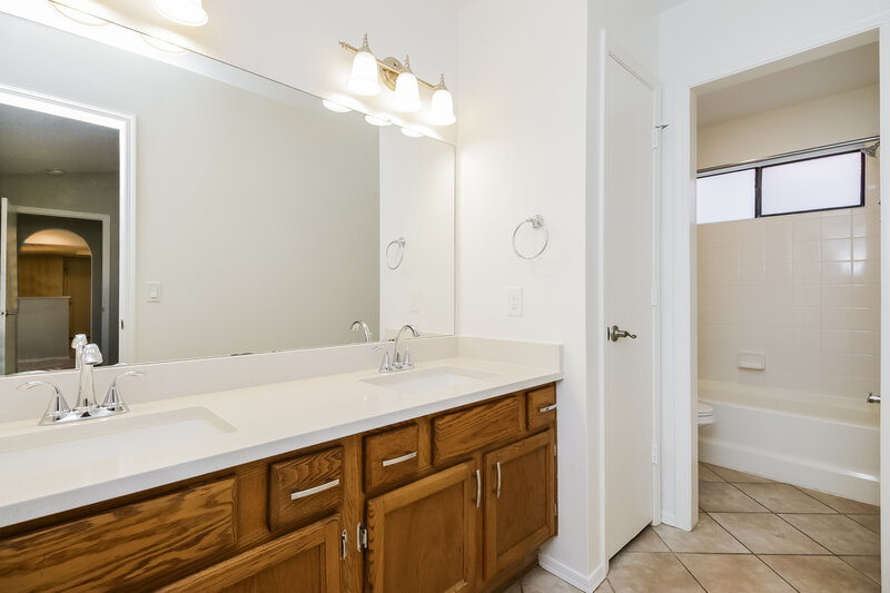 0/Mo, 1549 E Mineral Rd Gilbert, AZ 85234 Main Bathroom View